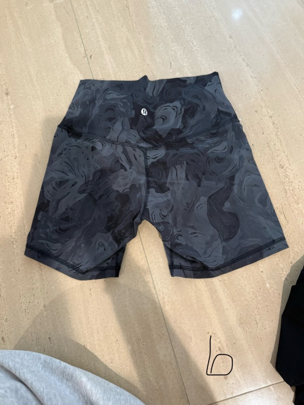 lululemon athletica High-Rise Black Swirl Print Bike Shorts - Picture 2 of 2